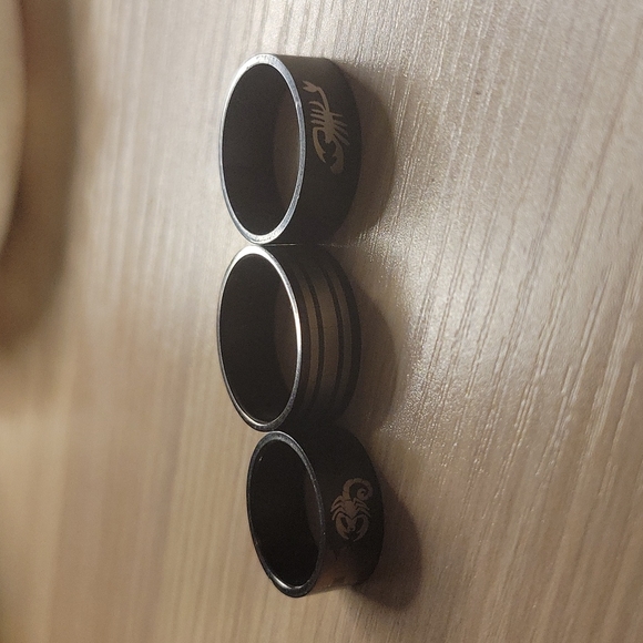 Three black metal rings - Picture 1 of 5